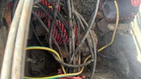 El robo de cableado en Gilet deja sin iluminación 750 metros de la carretera de Santo Espíritu El robo de cableado en Gilet deja sin iluminación 750 metros de la carretera de Santo Espíritu