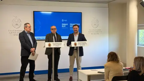 El alcalde de Elche Pablo Ruz -a la izquierda de la imagen- en la rueda de prensa en la que se ha informado de la marcha del Plan 'Casa fácil'. El alcalde de Elche Pablo Ruz -a la izquierda de la imagen- en la rueda de prensa en la que se ha informado de la marcha del Plan 'Casa fácil'.