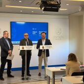 El alcalde de Elche Pablo Ruz -a la izquierda de la imagen- en la rueda de prensa en la que se ha informado de la marcha del Plan 'Casa fácil'.