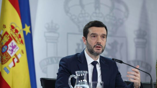 El ministro de Derechos Sociales, Consumo y Agenda 2030, Pablo Bustinduy durante la rueda de prensa posterior a la reuni&oacute;n del Consejo de Ministros, este martes en el Palacio de La Moncloa. 