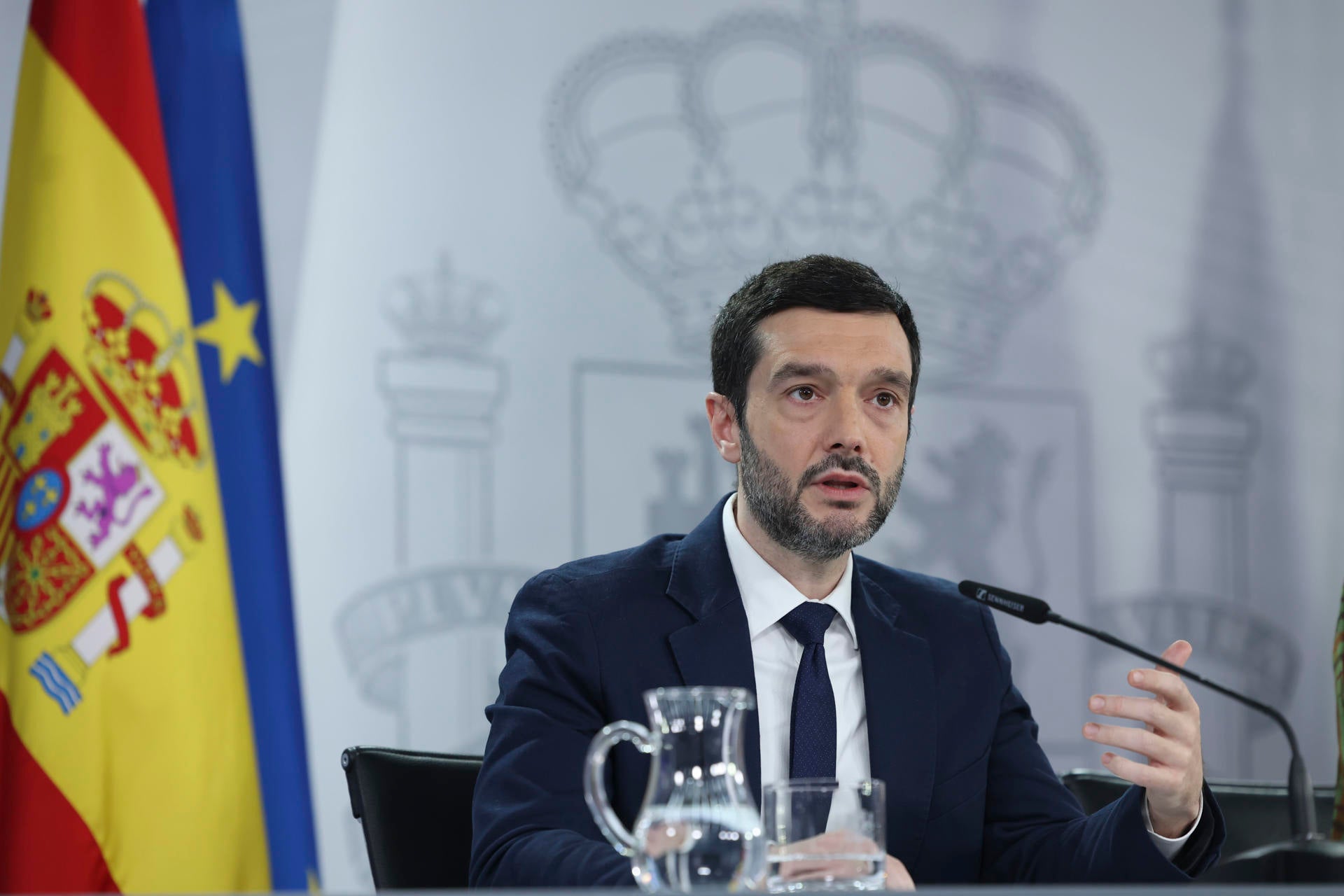 El ministro de Derechos Sociales, Consumo y Agenda 2030, Pablo Bustinduy durante la rueda de prensa posterior a la reunión del Consejo de Ministros, este martes en el Palacio de La Moncloa. El ministro de Derechos Sociales, Consumo y Agenda 2030, Pablo Bustinduy durante la rueda de prensa posterior a la reunión del Consejo de Ministros, este martes en el Palacio de La Moncloa.