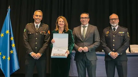 De izquierda a derecha, jefe de bomberos de Castellón, Antonio Costa; alcaldesa de Castellón, Begoña Carrasco; presidente de la Autoridad Portuaria, Rubén Ibáñez; y jefe intendente de la Policía Local, Antonio Martínez Milián, en el acto del I Día de la Policía Portuaria. De izquierda a derecha, jefe de bomberos de Castellón, Antonio Costa; alcaldesa de Castellón, Begoña Carrasco; presidente de la Autoridad Portuaria, Rubén Ibáñez; y jefe intendente de la Policía Local, Antonio Martínez Milián, en el acto del I Día de la Policía Portuaria.