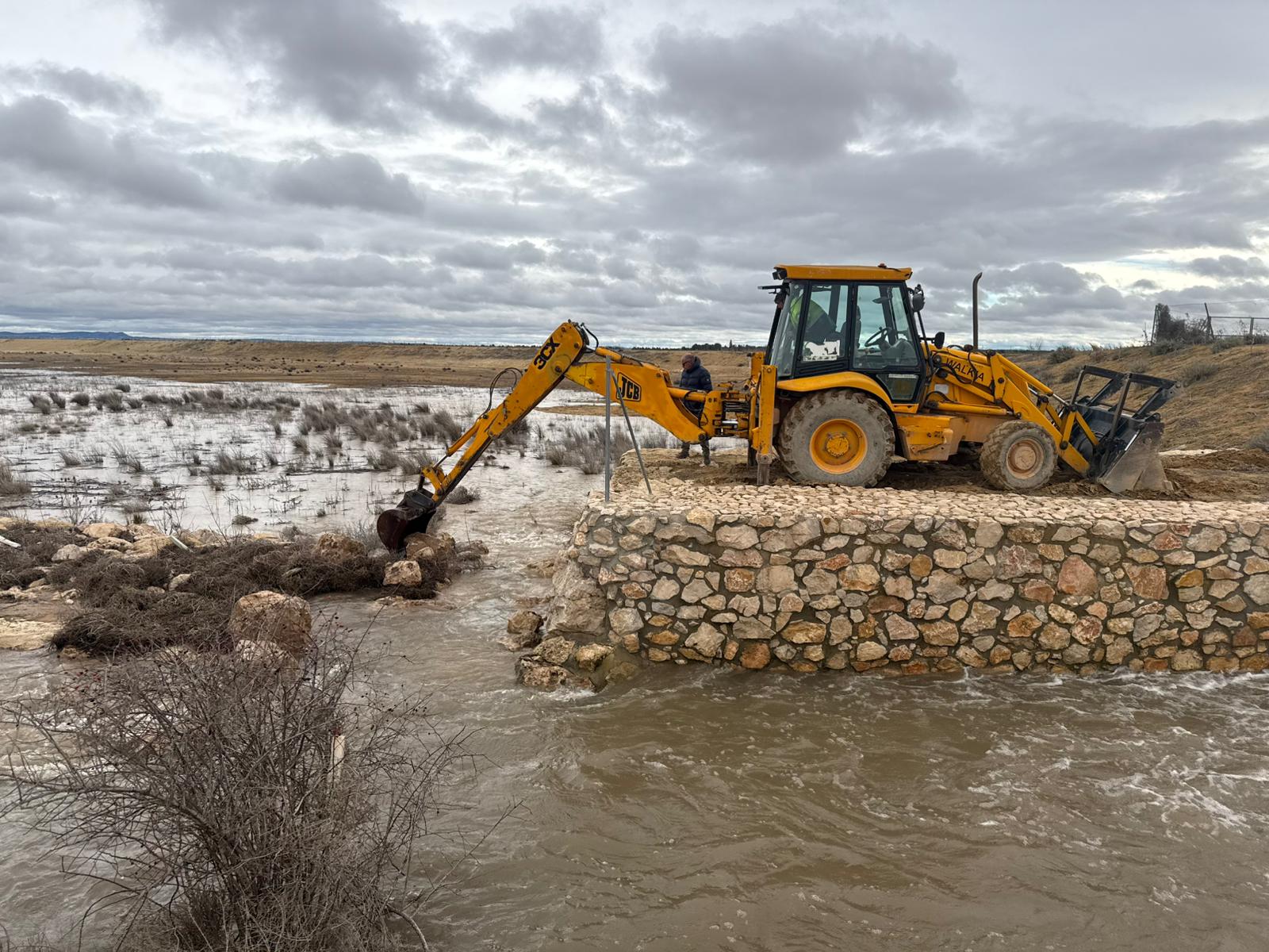 Maquinaria pesada a La Herrera y a la Lobera para mitigar la llegada de agua a la ciudad y evitar inundaciones Maquinaria pesada a La Herrera y a la Lobera para mitigar la llegada de agua a la ciudad y evitar inundaciones