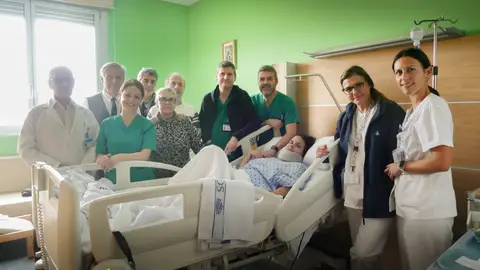 Rocío y su familia junto al equipo de profesionales del Hospital minutos antes de ser traslada a Huelva para continuar con su recuperación Rocío y su familia junto al equipo de profesionales del Hospital minutos antes de ser traslada a Huelva para continuar con su recuperación