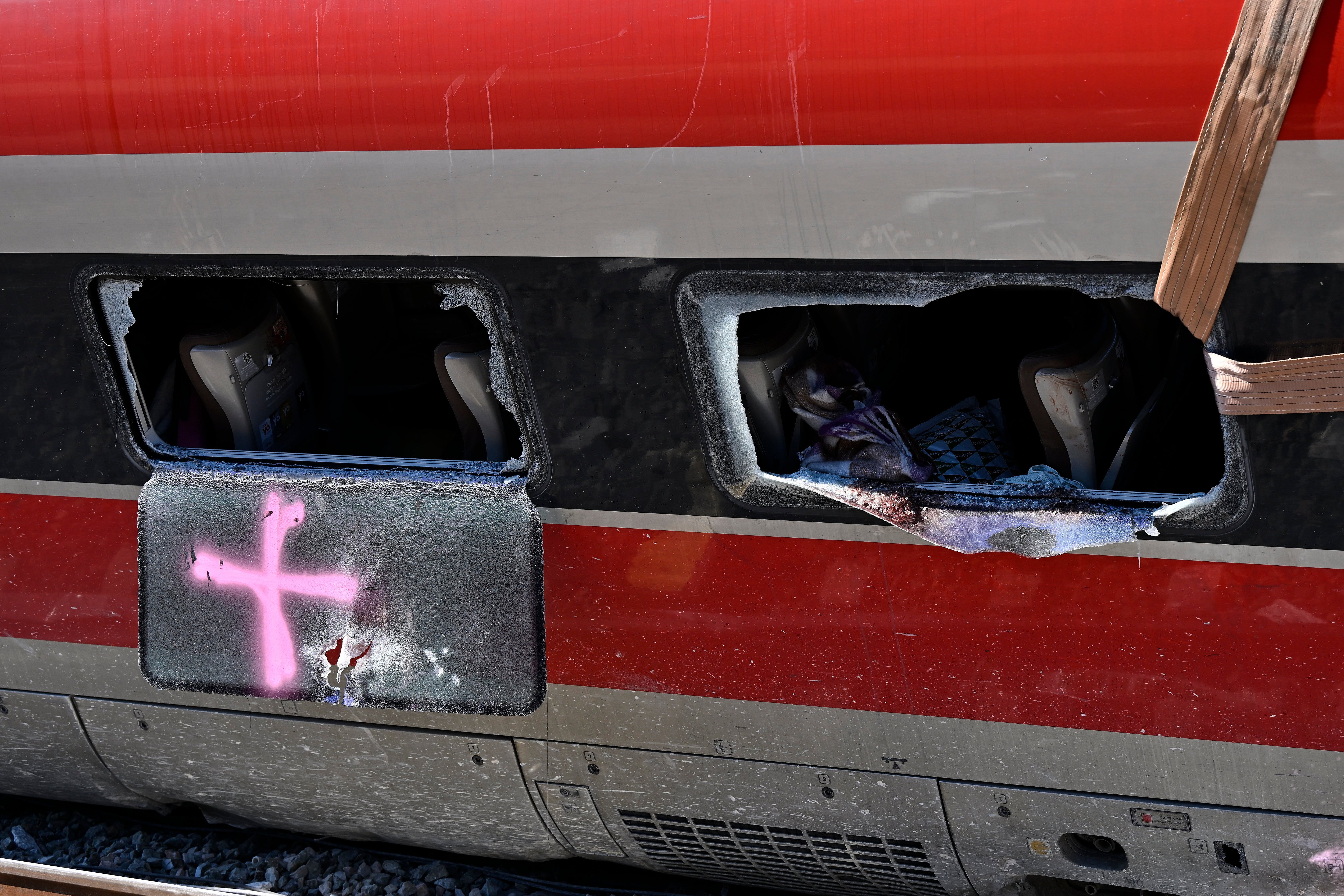 Familiares de las víctimas de Adamuz denuncian el robo de objetos personales de sus allegados Familiares de las víctimas de Adamuz denuncian el robo de objetos personales de sus allegados