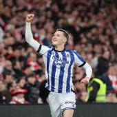 Beñat Turrientes celebra el gol de la victoria de la Real Sociedad en San Mamés