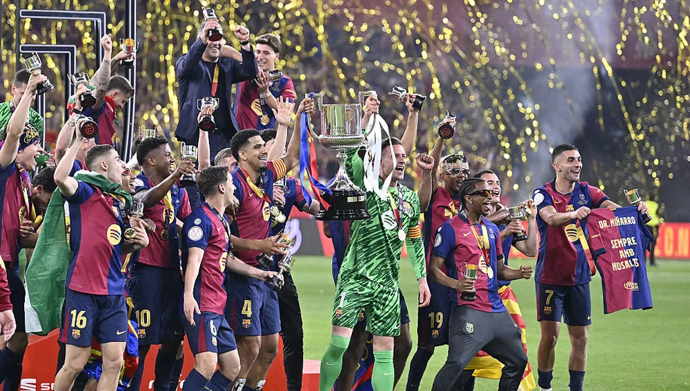 Los jugadores del Barcelona celebran la victoria en la final de la Copa del Rey 2025 Los jugadores del Barcelona celebran la victoria en la final de la Copa del Rey 2025