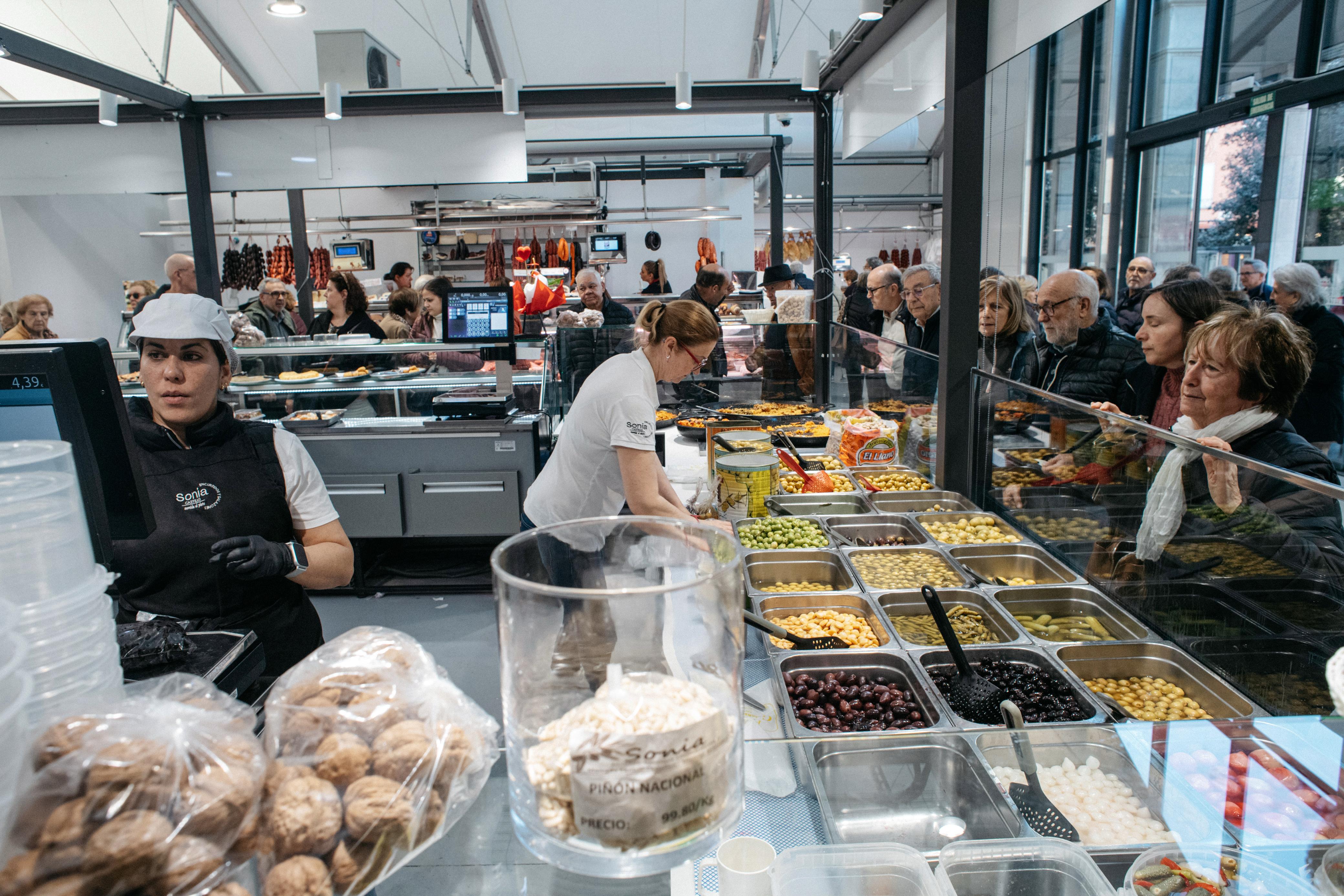 El nuevo mercado provisional de Santa Clara abre sus puertas con gran afluencia de público El nuevo mercado provisional de Santa Clara abre sus puertas con gran afluencia de público