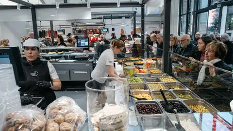 El nuevo mercado provisional de Santa Clara abre sus puertas con gran afluencia de público El nuevo mercado provisional de Santa Clara abre sus puertas con gran afluencia de público
