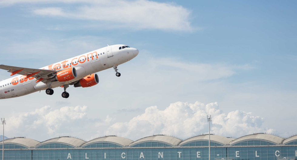 El aeropuerto Alicante-Elche comienza en año sin abandonar la senda de récord que encadena trece meses consecutivos El aeropuerto Alicante-Elche comienza en año sin abandonar la senda de récord que encadena trece meses consecutivos