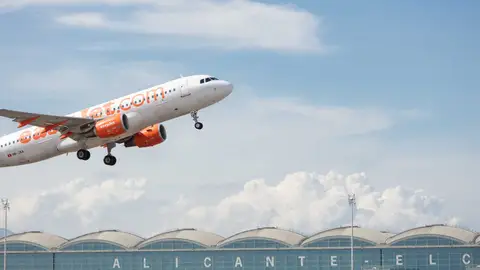 Un avión despega en el Aeropuerto Alicante-Elche 'Miguel Hernández'. Un avión despega en el Aeropuerto Alicante-Elche 'Miguel Hernández'.