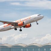Un avión despega en el Aeropuerto Alicante-Elche 'Miguel Hernández'.