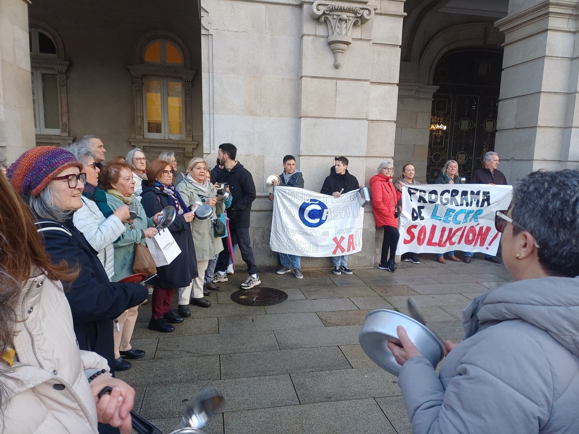 Educadores y usuarios del Lecer protestan con una cacerolada en María Pita Educadores y usuarios del Lecer protestan con una cacerolada en María Pita