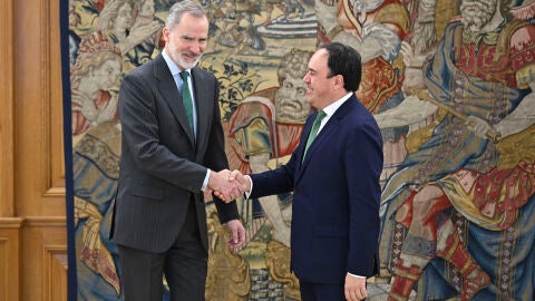 El Rey Felipe VI recibe al president de la Generalitat, Juanfran P&eacute;rez Llorca, en el Palacio de La Zarzuela
