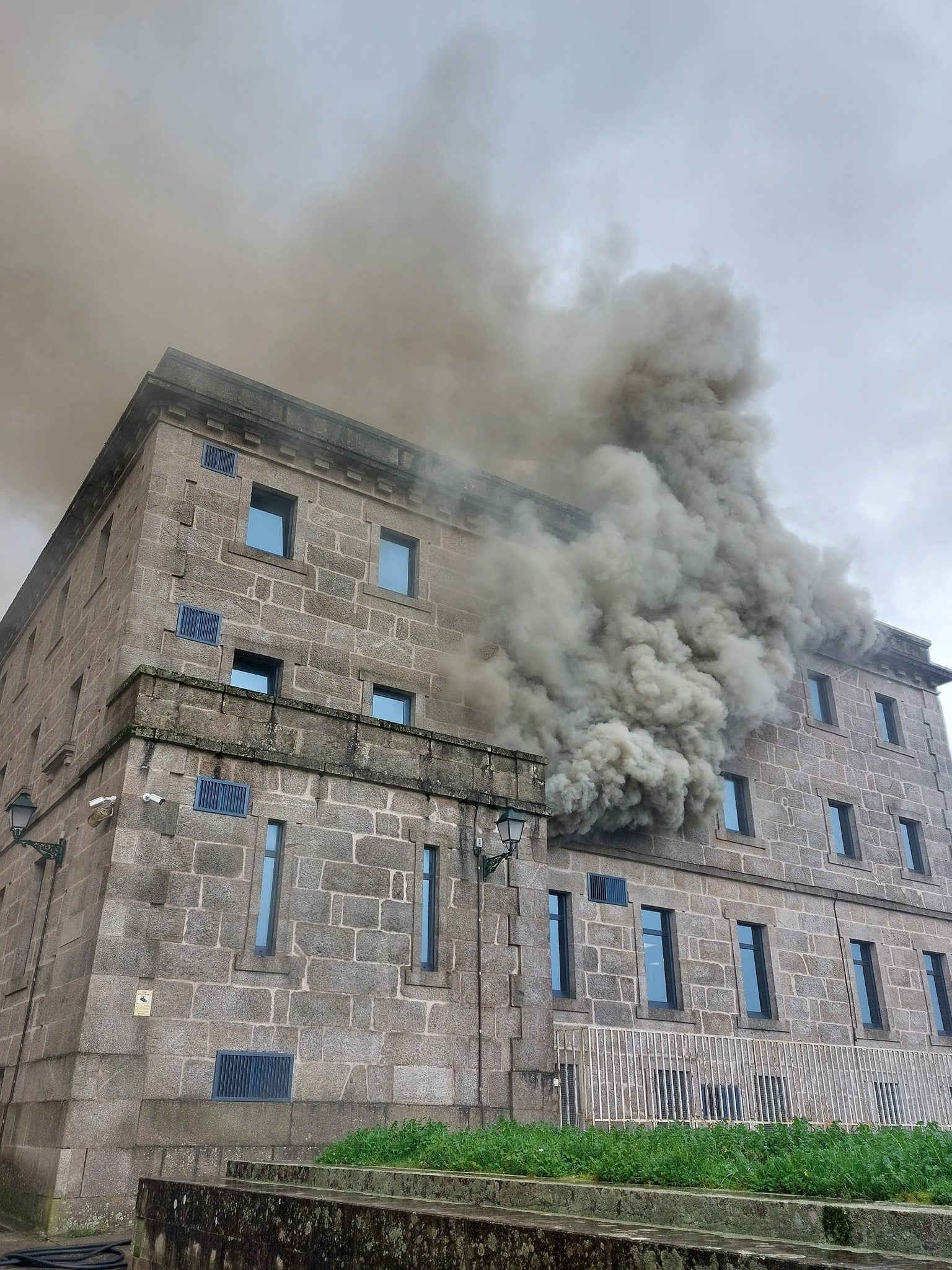 El incendio en la comisaría de la Policía Nacional de Santiago obliga a desalojar el IES Rosalía y la Rectoría El incendio en la comisaría de la Policía Nacional de Santiago obliga a desalojar el IES Rosalía y la Rectoría