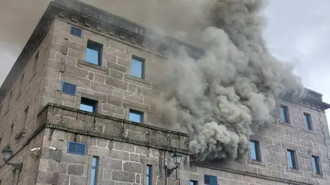 El incendio en la comisaría de la Policía Nacional de Santiago obliga a desalojar el IES Rosalía y la Rectoría El incendio en la comisaría de la Policía Nacional de Santiago obliga a desalojar el IES Rosalía y la Rectoría