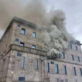 El incendio en la comisaría de la Policía Nacional de Santiago obliga a desalojar el IES Rosalía y la Rectoría