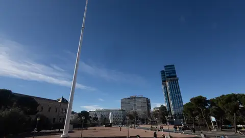 El mástil de la bandera de España en la plaza de Colón El mástil de la bandera de España en la plaza de Colón