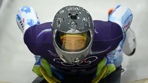 El atleta Vladyslav Heraskevych, durante los entrenamientos, usando "el casco de la memoria" El atleta Vladyslav Heraskevych, durante los entrenamientos, usando "el casco de la memoria"