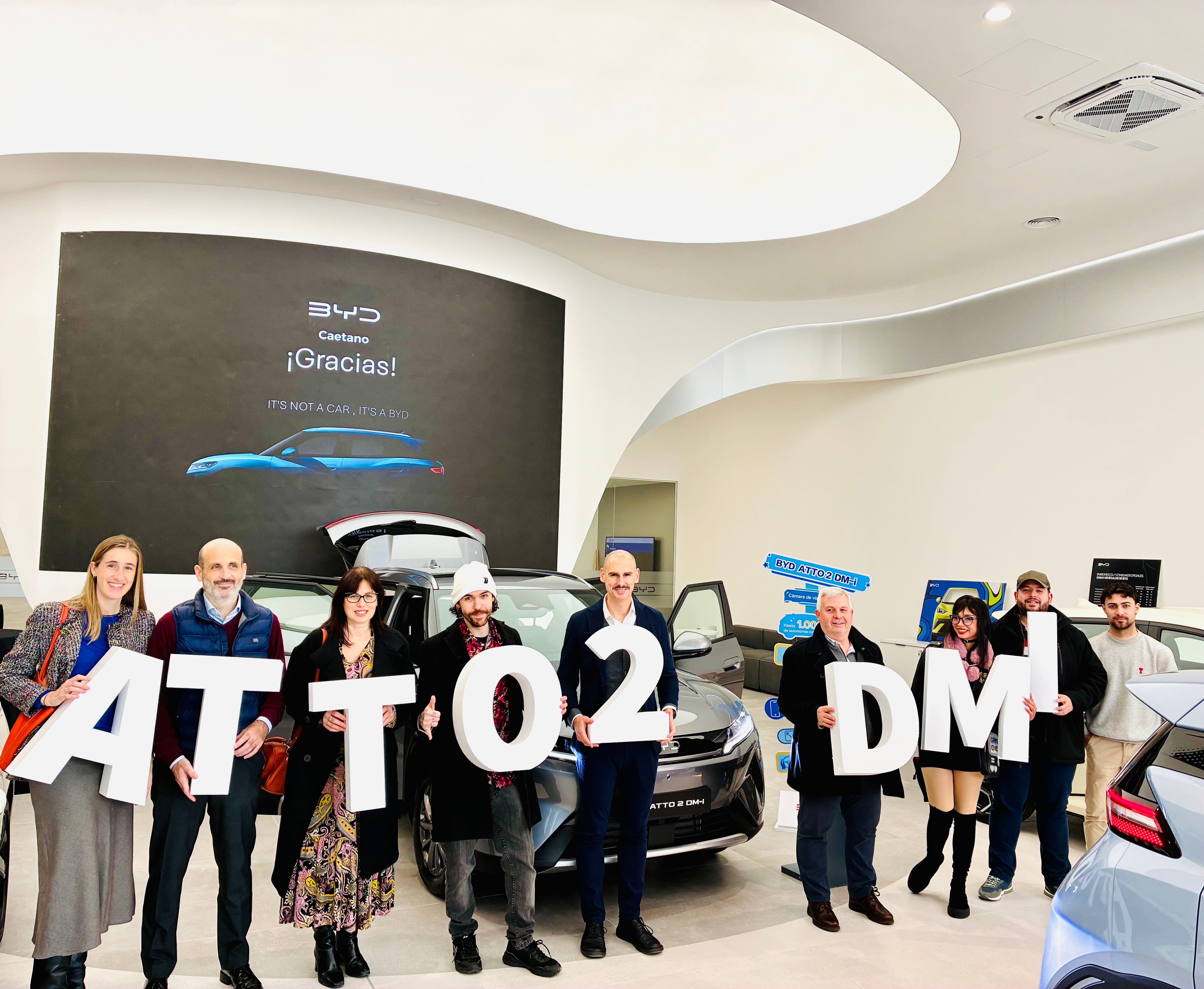 Caetano presenta el nuevo modelo BYD ATTO 2 DM-i que irrumpe ya en el mercado desde 20.940 euros1 y afianza el claim “No es un coche, es un BYD” Caetano presenta el nuevo modelo BYD ATTO 2 DM-i que irrumpe ya en el mercado desde 20.940 euros1 y afianza el claim “No es un coche, es un BYD”