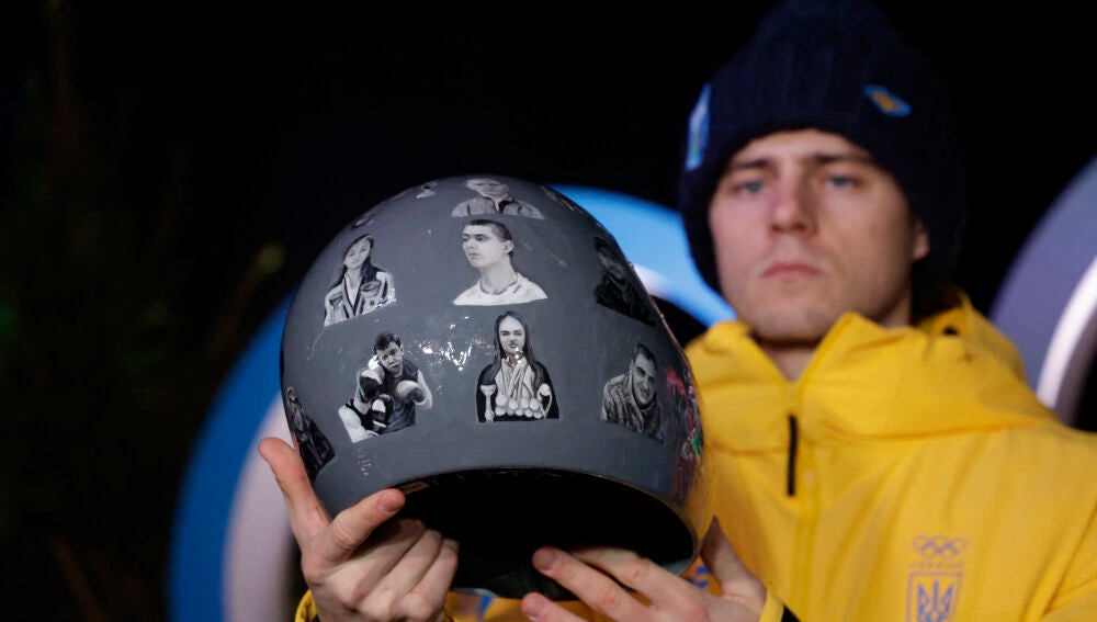 El atleta Vladyslav Heraskevych enseña el casco