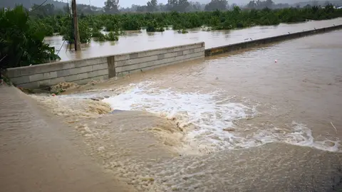 Vías de acceso a la localidad gaditana de San Martín del Tesorillo inundadas dejándola incomunicada. Vías de acceso a la localidad gaditana de San Martín del Tesorillo inundadas dejándola incomunicada.