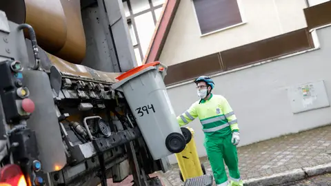 Un operario de recogida de residuos Un operario de recogida de residuos