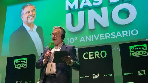 Carlos Alsina, en la celebración del décimo aniversario del programa que conduce, Más de uno, que nació el 8 de abril de 2015. Carlos Alsina, en la celebración del décimo aniversario del programa que conduce, Más de uno, que nació el 8 de abril de 2015.