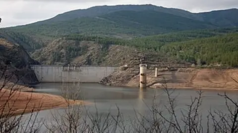 Imagen de archivo presa del embalse de El Vado Imagen de archivo presa del embalse de El Vado
