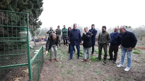El conseller de Medio Ambiente, Vicente Martínez Mus, ha visitado la zona donde se instalan las primeras jaulas. El conseller de Medio Ambiente, Vicente Martínez Mus, ha visitado la zona donde se instalan las primeras jaulas.