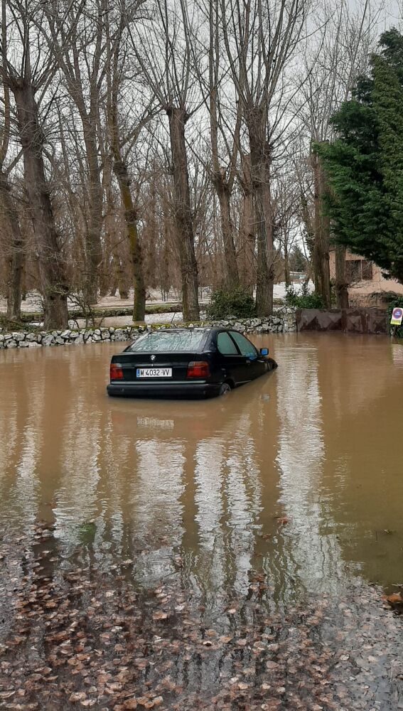 Un coche sumergido por la crecida del Duero en San Esteban de Gormaz
