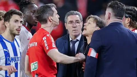 El árbitro Galech Apezteguía expulsa al entrenador del Sevilla Matías Almeyda (3d), durante el partido de la jornada 24 de LaLiga que Sevilla FC y Deportivo Alavés disputaron en el estadio Ramón Sánchez-Pizjuán. El árbitro Galech Apezteguía expulsa al entrenador del Sevilla Matías Almeyda (3d), durante el partido de la jornada 24 de LaLiga que Sevilla FC y Deportivo Alavés disputaron en el estadio Ramón Sánchez-Pizjuán.