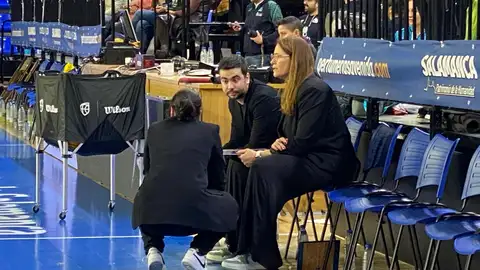 Anna Montañana, preparadora perfumera, sentada en el banquillo antes del tercer cuarto Anna Montañana, preparadora perfumera, sentada en el banquillo antes del tercer cuarto