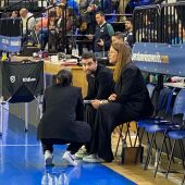 Anna Montañana, preparadora perfumera, sentada en el banquillo antes del tercer cuarto