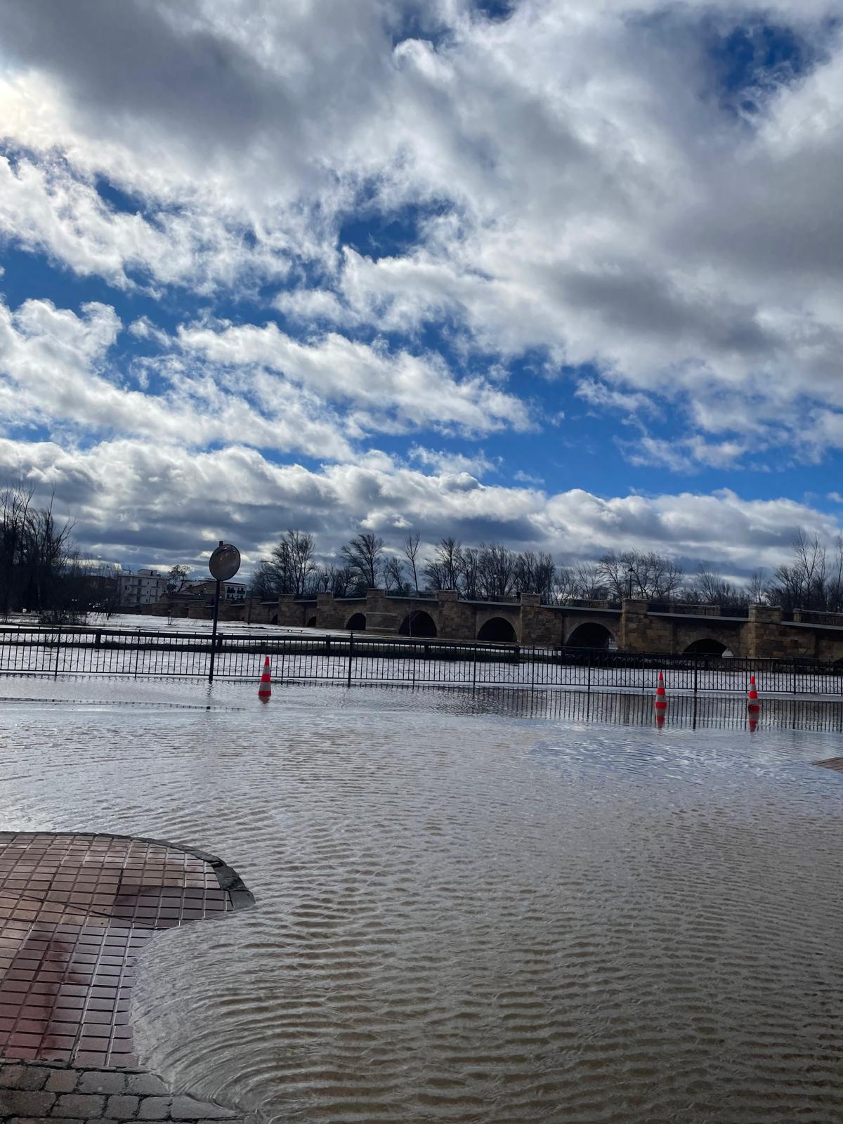 Situación actual del puente de San Esteban de Gormaz con el Duero desbordado Situación actual del puente de San Esteban de Gormaz con el Duero desbordado