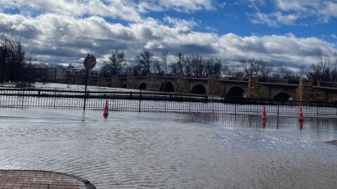 Situaci&oacute;n actual del puente de San Esteban de Gormaz con el Duero desbordado