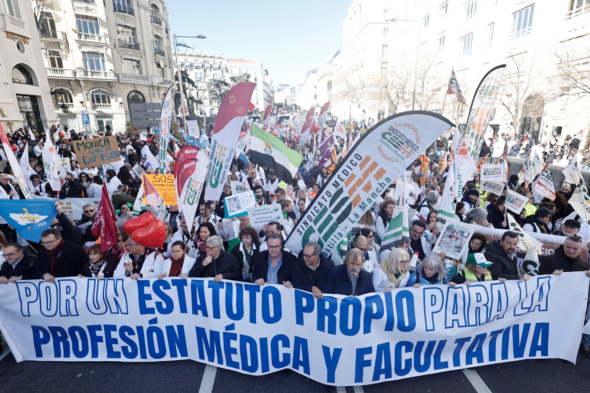 Miles de médicos se manifiestan en Madrid por un Estatuto Marco propio: "O se rectifica o se acabará desmantelando la sanidad" Miles de médicos se manifiestan en Madrid por un Estatuto Marco propio: "O se rectifica o se acabará desmantelando la sanidad"