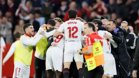 Los jugadores del Sevilla celebran el gol de Djibril Sow, primero del equipo andaluz, durante el partido de la jornada 24 de LaLiga que Sevilla FC y Deportivo Alavés disputan hoy sábado en el estadio Ramón Sánchez-Pizjuán Los jugadores del Sevilla celebran el gol de Djibril Sow, primero del equipo andaluz, durante el partido de la jornada 24 de LaLiga que Sevilla FC y Deportivo Alavés disputan hoy sábado en el estadio Ramón Sánchez-Pizjuán
