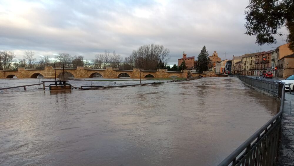 El puente de San Esteban de Gormaz con el río Duero desbordado