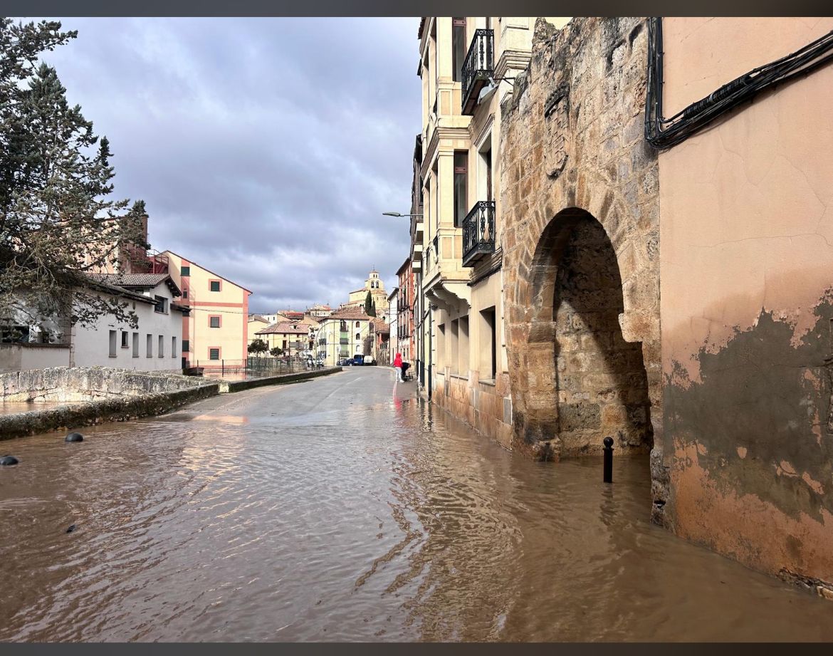 Desalojan parte de San Esteban de Gormaz (Soria) por la crecida del Duero y el alcalde denuncia que "nadie" ha avisado: "Nos ha pillado de sopetón" Desalojan parte de San Esteban de Gormaz (Soria) por la crecida del Duero y el alcalde denuncia que "nadie" ha avisado: "Nos ha pillado de sopetón"