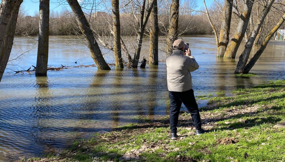 Un transeúnte toma una foto en la ribera