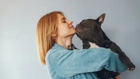 Una mujer con su mascota Una mujer con su mascota