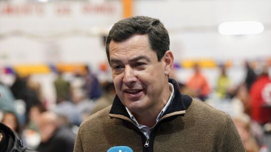El presidente de la Junta de Andaluc&iacute;a, Juanma Moreno atiende a los medios de comunicaci&oacute;n. 