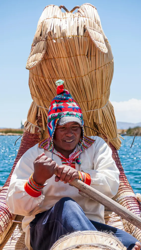 Navegar el Titicaca en una barca hecha de caña de totora es toda una experiencia Navegar el Titicaca en una barca hecha de caña de totora es toda una experiencia