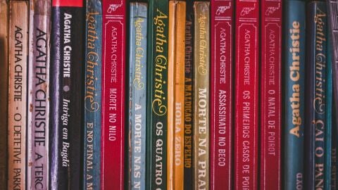 Libros de Agatha Christie en biblioteca de Brasil
