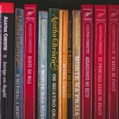 Libros de Agatha Christie en biblioteca de Brasil