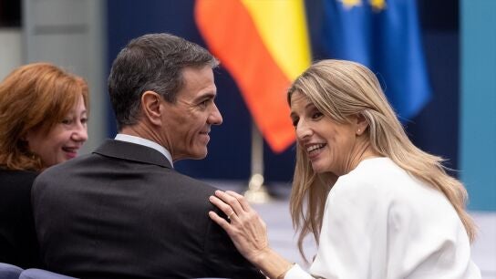 El presidente del Gobierno, Pedro S&aacute;nchez, y la vicepresidenta segunda y ministra de Trabajo y Econom&iacute;a Social, Yolanda D&iacute;az, durante el acto de la firma del acuerdo para la subida del salario m&iacute;nimo interprofesional (SMI) para 2026