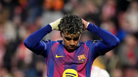 Lamine Yamal se lamenta tras fallar un penalti en el Girona - Barcelona