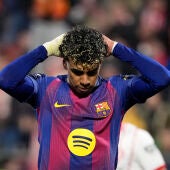 Lamine Yamal se lamenta tras fallar un penalti en el Girona - Barcelona