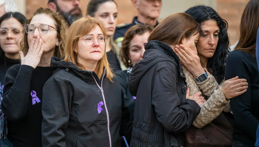 Varias mujeres reaccionan durante el minuto de silencio en condena del asesinato machista de la enfermera del centro de salud de Benicàssim (Castellón). Varias mujeres reaccionan durante el minuto de silencio en condena del asesinato machista de la enfermera del centro de salud de Benicàssim (Castellón).